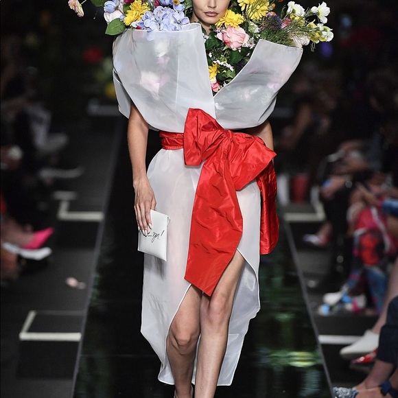 ELEGANCE & FANTASY are a GIRL’S BEST FRIEND - Picture 3 of 8